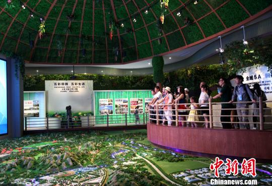 圖為海外媒體記者參觀玉林“五彩田園”現(xiàn)代特色農(nóng)業(yè)示范區(qū)。　楊志雄 攝