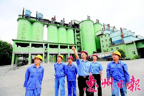     羅浮山水泥集團(tuán)有限公司董事長(zhǎng)吳國(guó) 強(qiáng)（中）與員工一起研究企業(yè)課題。
    本報(bào)記者鐘暢新 攝
