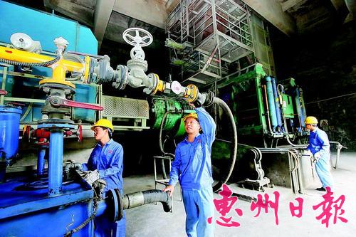 工人在生產(chǎn)車(chē)間維護(hù)保養(yǎng)機(jī)器設(shè)備。 本報(bào)記者鐘暢新 攝
