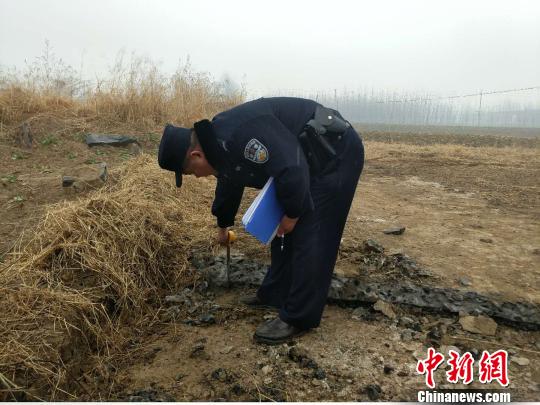 警方正在對(duì)被盜路面進(jìn)勘測(cè)。警方供圖