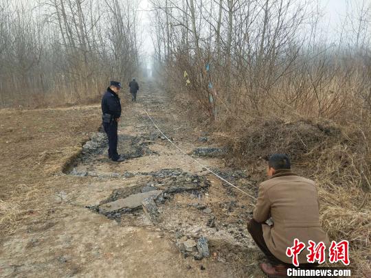 警方正在對(duì)被盜路面進(jìn)勘測(cè)。警方供圖