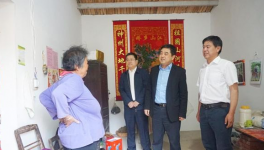 集團(tuán)副總經(jīng)理、水泥股份黨委書記王建超到江老家村、元圩村扶貧慰問