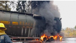 水泥車途中起火 徐州消防撲救排險