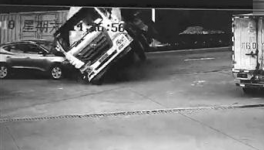 水泥攪拌車傾倒后壓扁兩輛車，3人死亡
