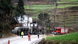 痛心！30噸水泥罐車側(cè)翻 2人死亡！