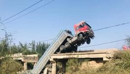 水泥熟料車壓塌公路橋！