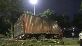 水泥運輸車司機被困！緊急救援中... ...