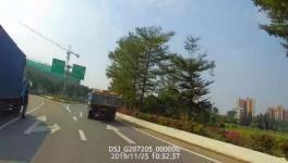 屢禁不止！又一水泥貨車側(cè)翻！