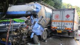 慘烈！滿載20噸水泥罐車與液化氣瓶貨車迎面相撞 ！