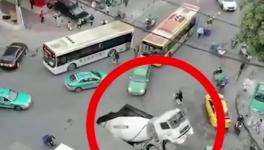 突發(fā)！路面塌陷，水泥罐車墜入大坑！