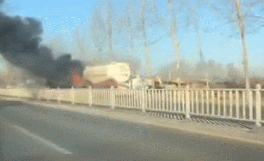 危險(xiǎn)！散裝水泥車起火燃燒，大火吞噬車頭（附視頻）
